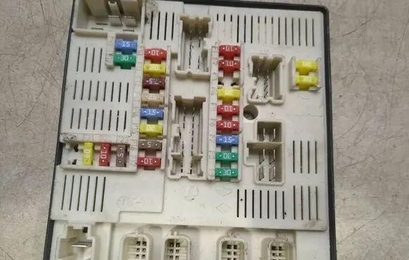 Renault Megane II Fuse module 284B60168R 9636332052 519331E01