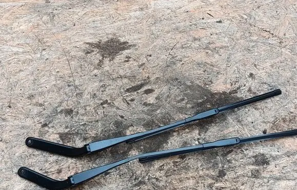 Front wiper blade arm