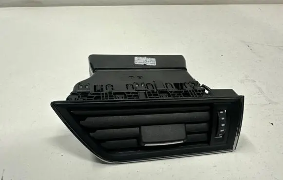 Skoda Superb B8 (3V) Dash center air vent grill 3V0819702D 04042019 11350