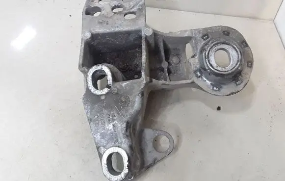 Volkswagen PASSAT B5.5 Engine mounting bracket 8E0199351