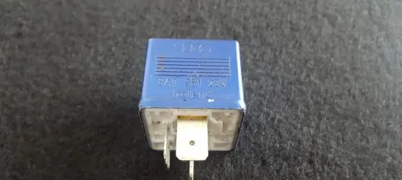 Volkswagen PASSAT B5.5 Other relay 8A0951253 899587