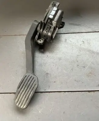 Accelerator throttle pedal