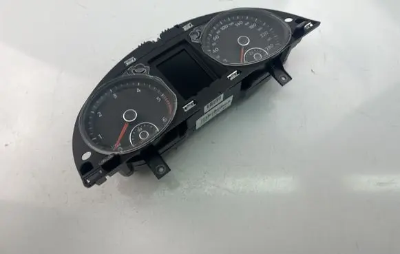 Volkswagen PASSAT CC Speedometer (instrument cluster) 3C8920870N