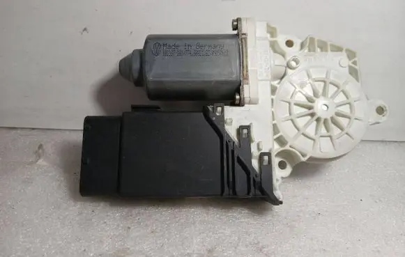 Volkswagen Golf IV Front door window regulator motor 101387