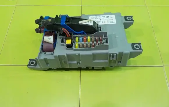 Opel Combo D Fuse box set 28340959 BEZPIECZNIKOW
