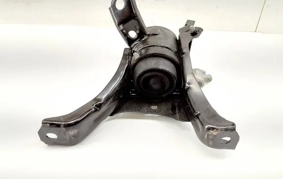 Toyota C-HR I Engine mount bracket