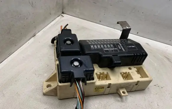 Jaguar S-Type Fuse module 6R8T14A067AA