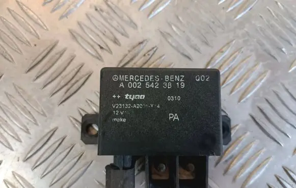 Mercedes-Benz E W211 Glow plug pre-heat relay A0025423819 0310 V23132A2001X14