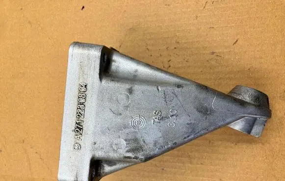 Mercedes-Benz C W203 Engine mounting bracket A2712230804