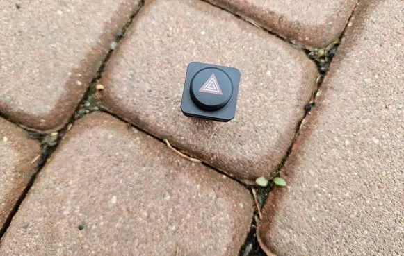 Opel Grandland X Hazard light switch YP00033477