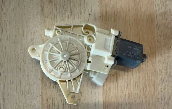 Mercedes-Benz GLA W156 Front door window regulator motor A2469065200