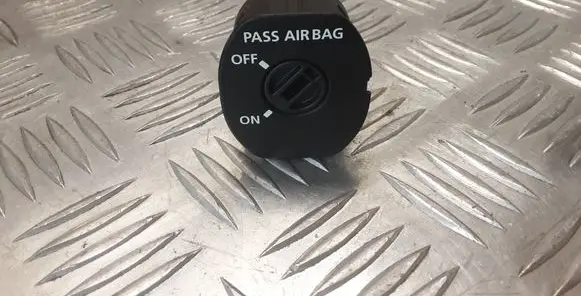 Passenger airbag on/off switch