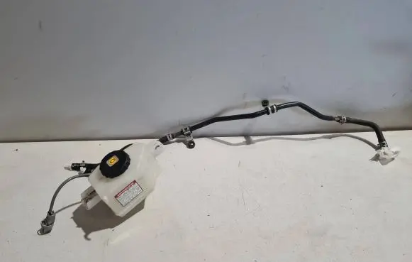 Lexus NX Brake fluid reservoir 