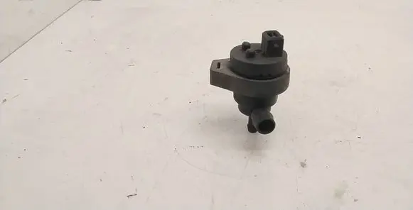 BMW 5 E39 Fuel tank valve 1748875