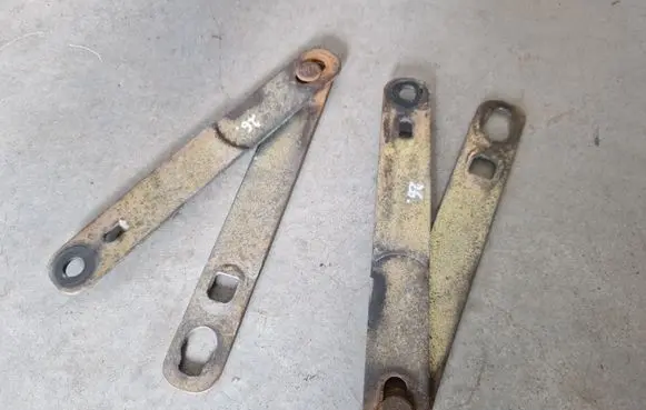 Mitsubishi L200 Tailgate hinge 