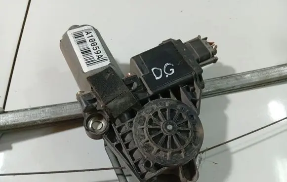 Opel Zafira A Rear door window regulator motor 105082