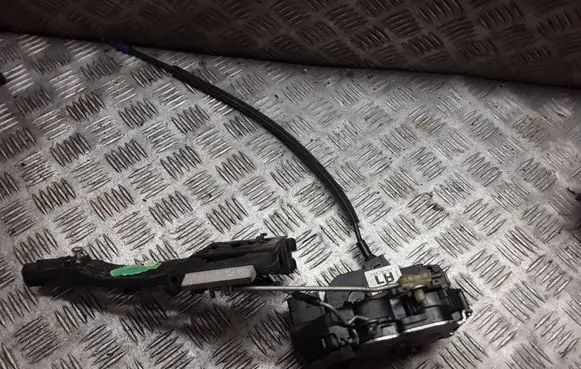 Chevrolet Orlando Front door lock 13578261