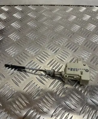 Volkswagen PASSAT B5 Central locking motor 3B0810773B