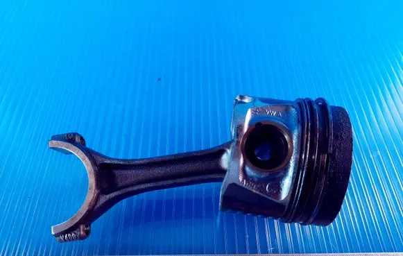 Volkswagen Crafter Piston with connecting rod 038J