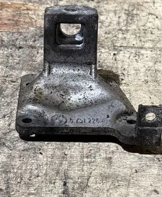 BMW 5 E39 Engine mounting bracket 6751226 22116751226