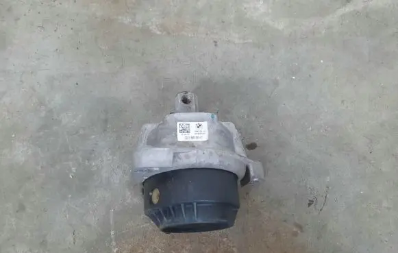 BMW M5 Engine mount bracket 6851263