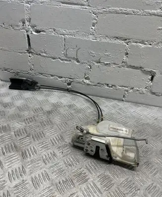 Opel Agila B Front door lock 82201
