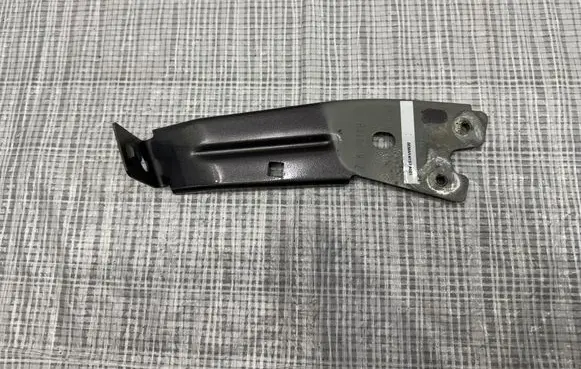 Maserati Ghibli Fender mounting bracket D768