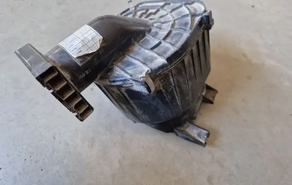Nissan Patrol Y61 Air filter box