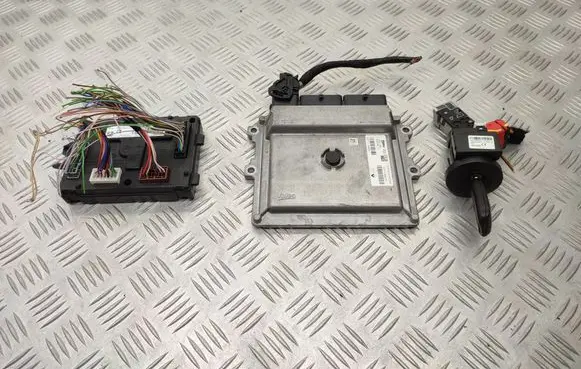 Dacia Sandero II Engine ECU kit and lock set 237105499R 237109221R 284B11723R