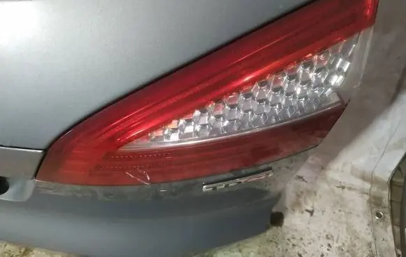 Tailgate rear/tail lights