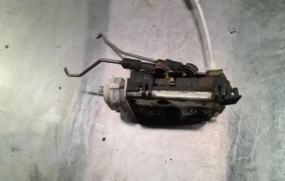 Audi A6 S6 C4 4A Front door lock 4A0173