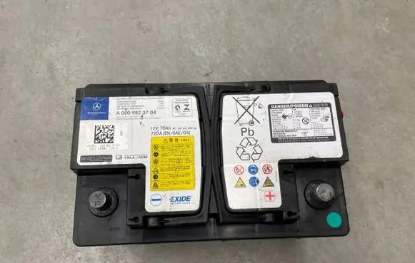 Mercedes-Benz C W203 Car battery A0009823704