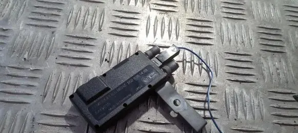Mercedes-Benz C W202 Antenna control unit 2028201489 aar215