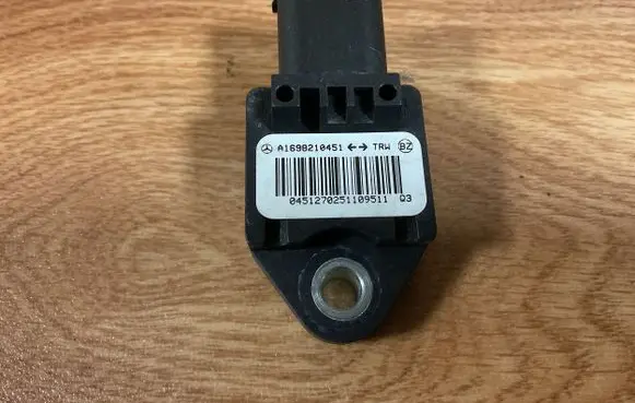 Mercedes-Benz B W245 Airbag deployment crash/impact sensor A1698210451 0451270251109511