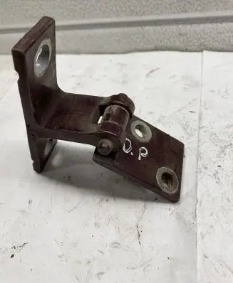 Audi A6 S6 C4 4A Front door lower hinge 