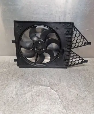 Radiator cooling fan shroud