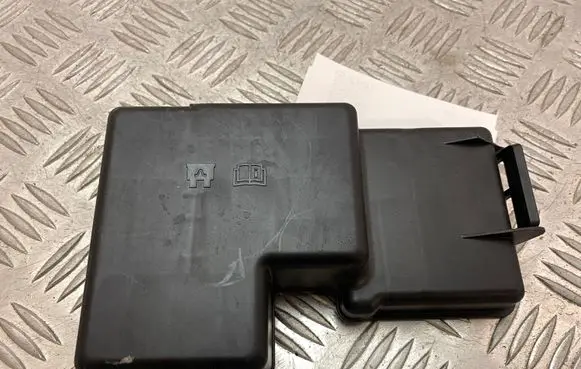 Volvo XC90 Fuse box cover 31676133
