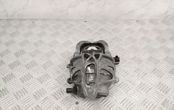 Engine mount bracket