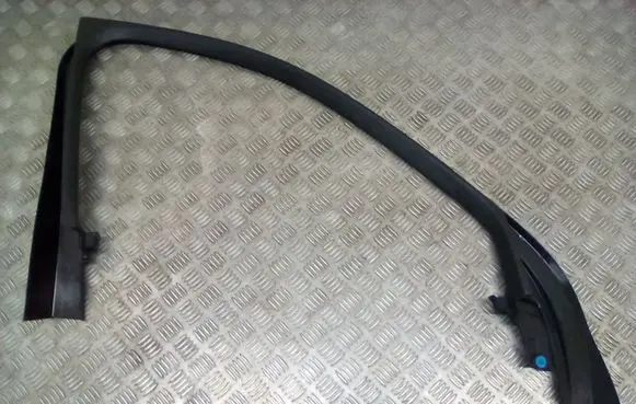 Volvo XC90 Front door glass trim molding 31393871