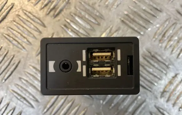 Lexus CT 200H USB socket connector 8619076040 517907 CALS53H3AJ