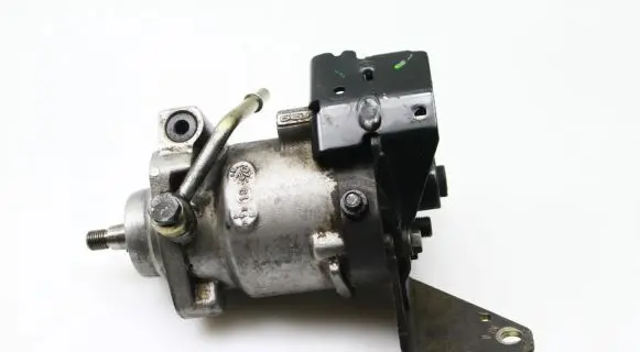 Ford Mondeo Mk III Fuel injection high pressure pump 9303108A