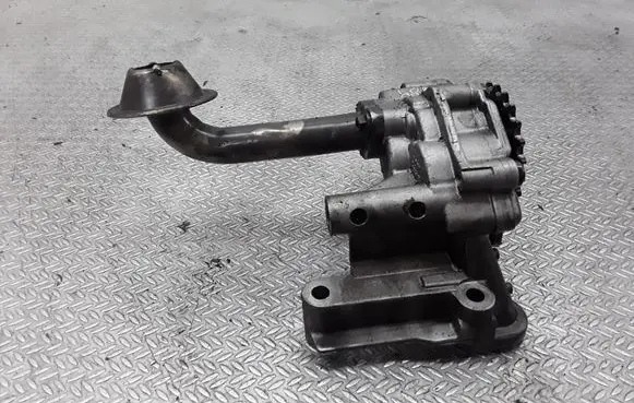 Volkswagen Touran I Oil pump 03G115105
