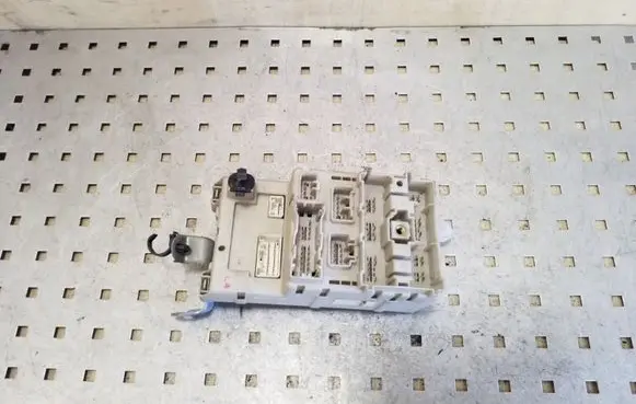 Toyota RAV 4 (XA20) Fuse module 8273342080