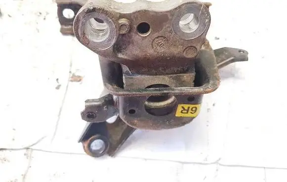 Engine mount bracket