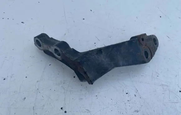 Toyota Avensis T250 Engine mounting bracket 3311905010