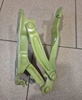 Engine bonnet/hood hinges