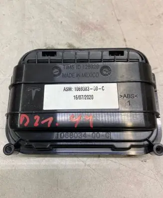 Tesla Model X Quarter panel pressure vent 106938300C 126929 16072020
