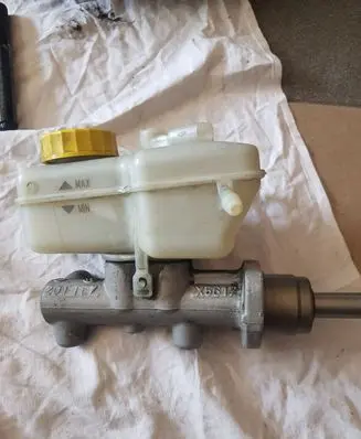 Volkswagen Polo IV 9N3 Master brake cylinder X5617