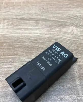 Volkswagen Golf VI Glow plug pre-heat relay 038907281D