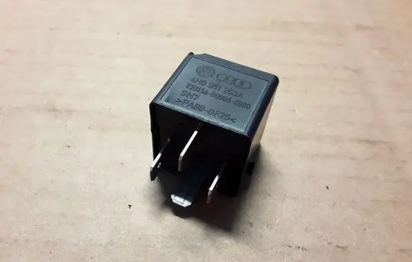 Volkswagen PASSAT B7 Other relay 4H0951253A V23136B0006X080